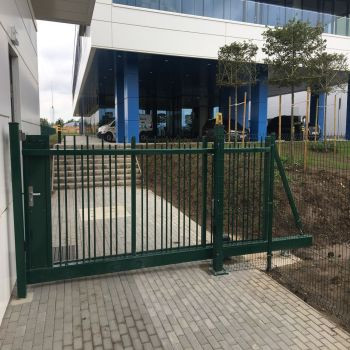 Úszó tolókapuk és sínes kapuk